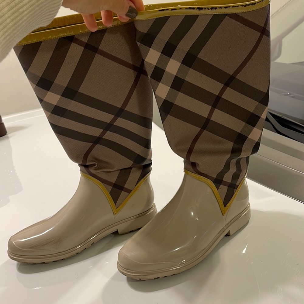 ✨Authentic Burberry Rainboots